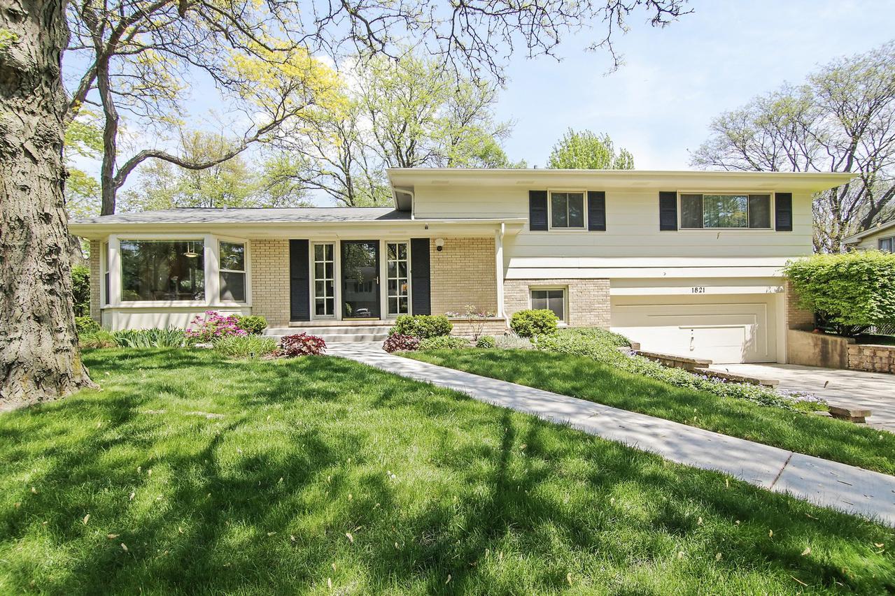 1821 Heather Ln., Northbrook, IL 60062