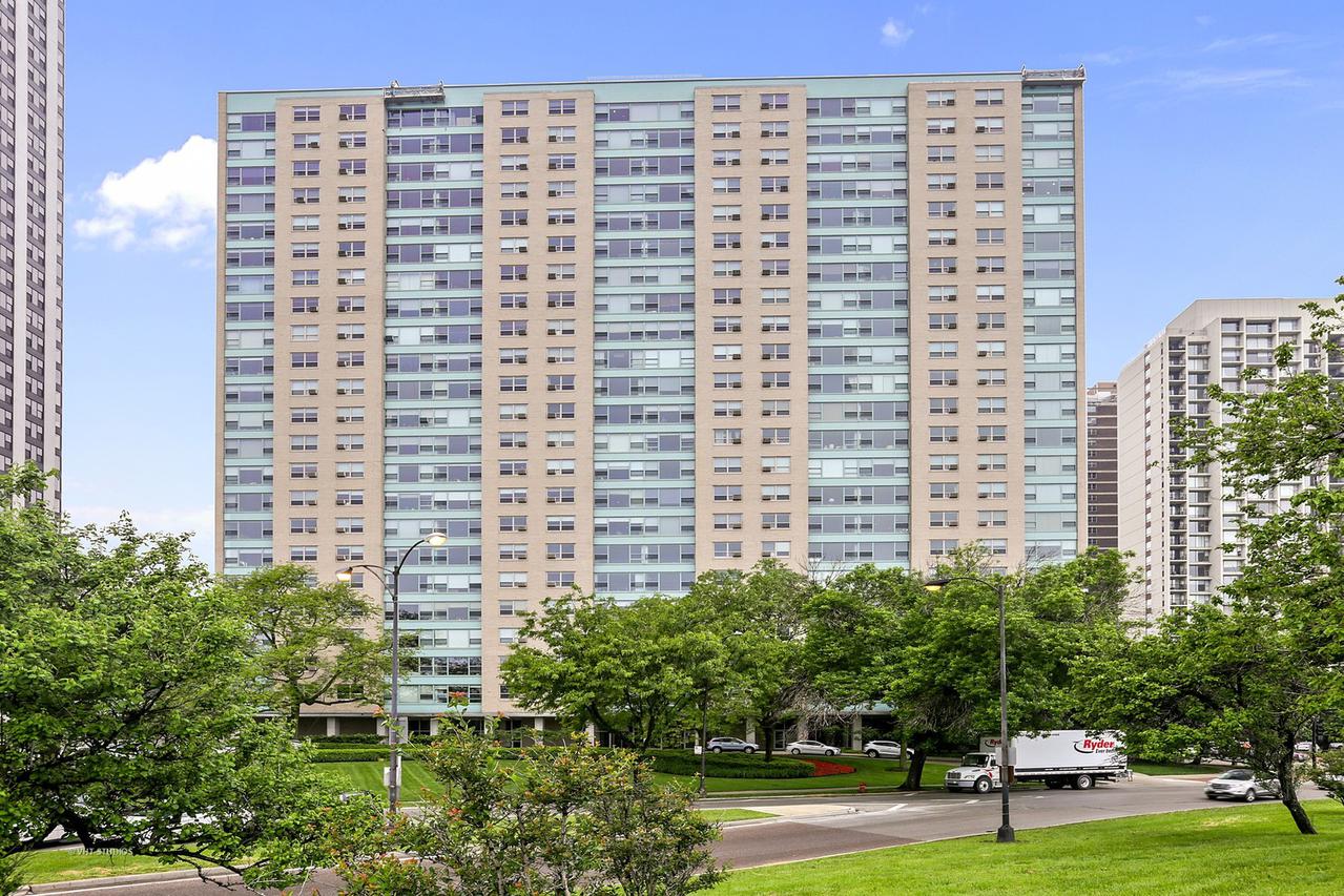 3180 N Lake Shore Dr. #8G, Chicago, IL 60657
