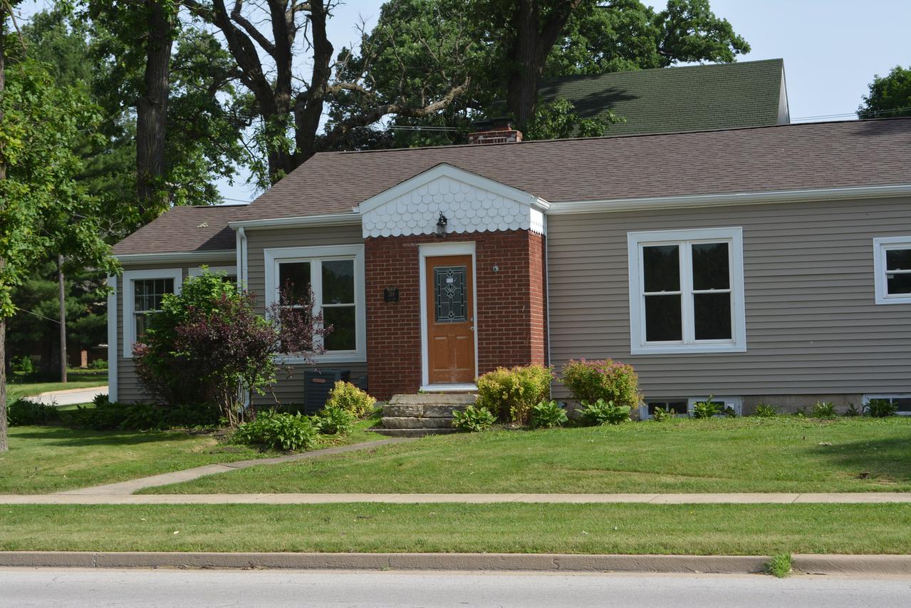 318 E Lincoln Ave., Hinckley, IL 60520