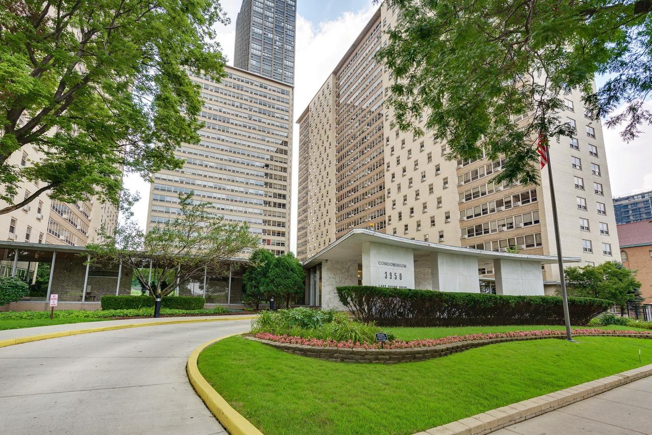 3950 N Lake Shore Dr. #2104, Chicago, IL 60613