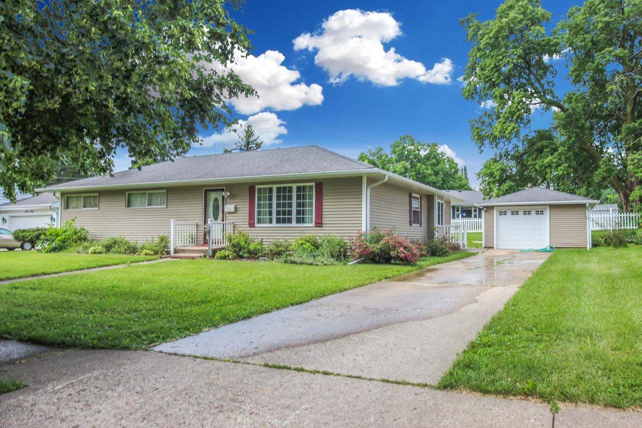 1120 W American St., Freeport, IL 61032