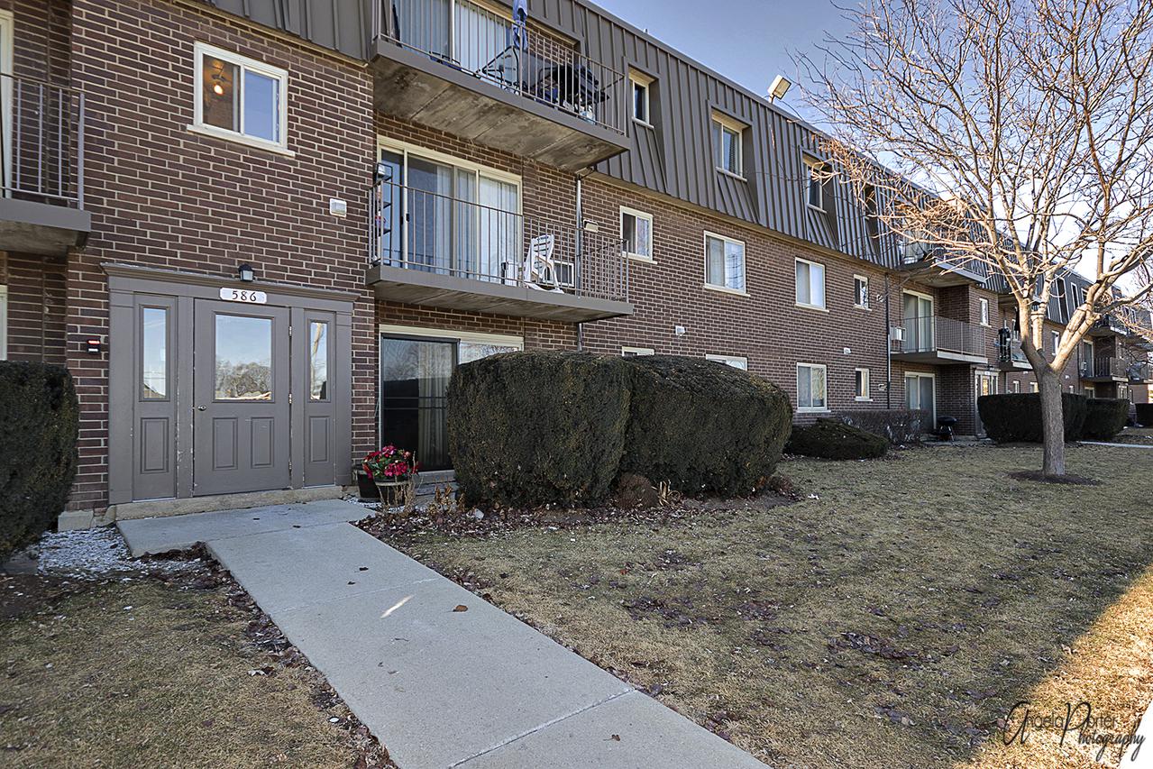 586 Fairway View Dr. #3A, Wheeling, IL 60090