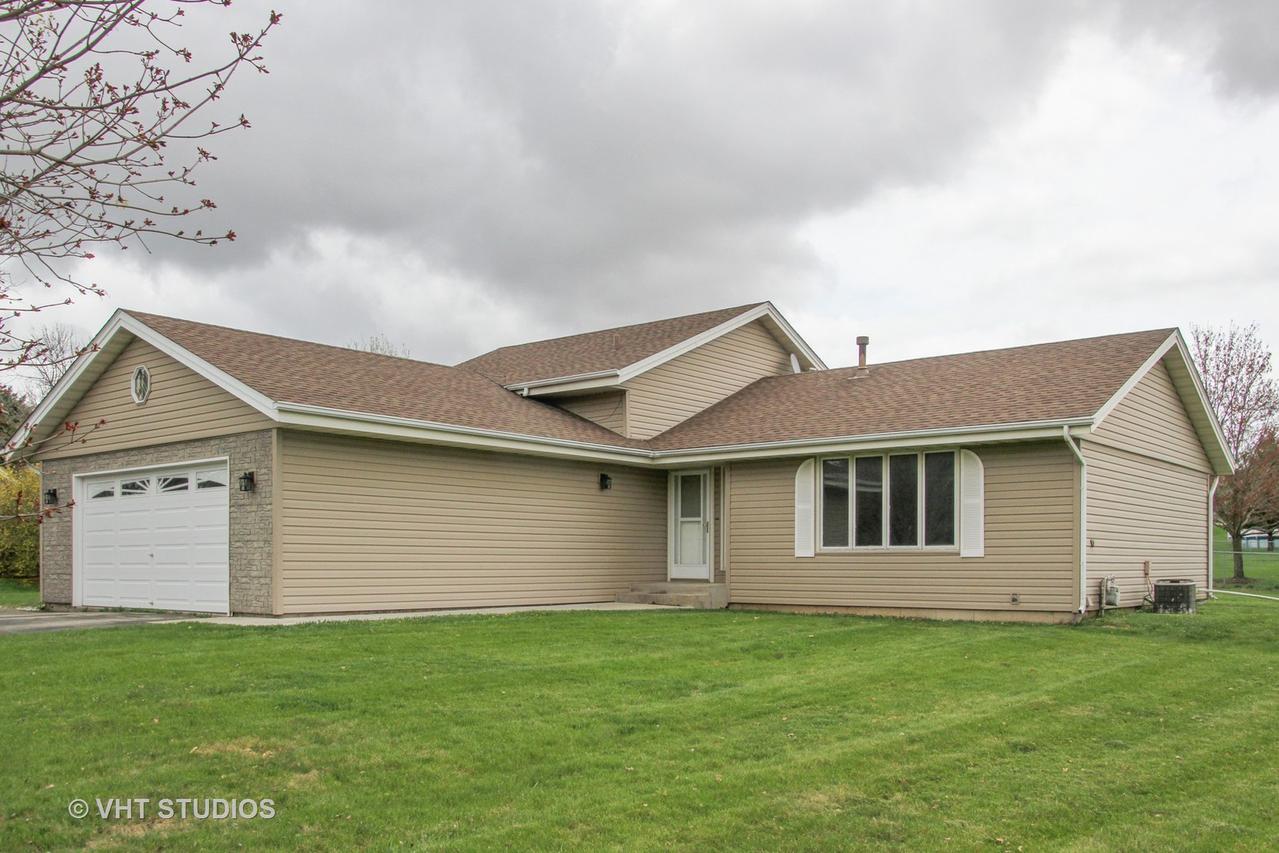 9337 Cherrywood Ln., Roscoe, IL 61073