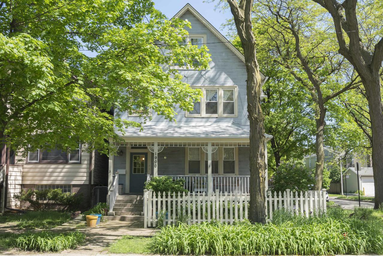 1900 W Nelson St., Chicago, IL 60657