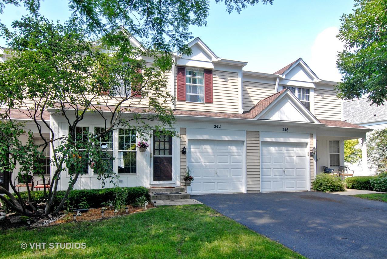 242 Half Moon Cir., Aurora, IL 60504