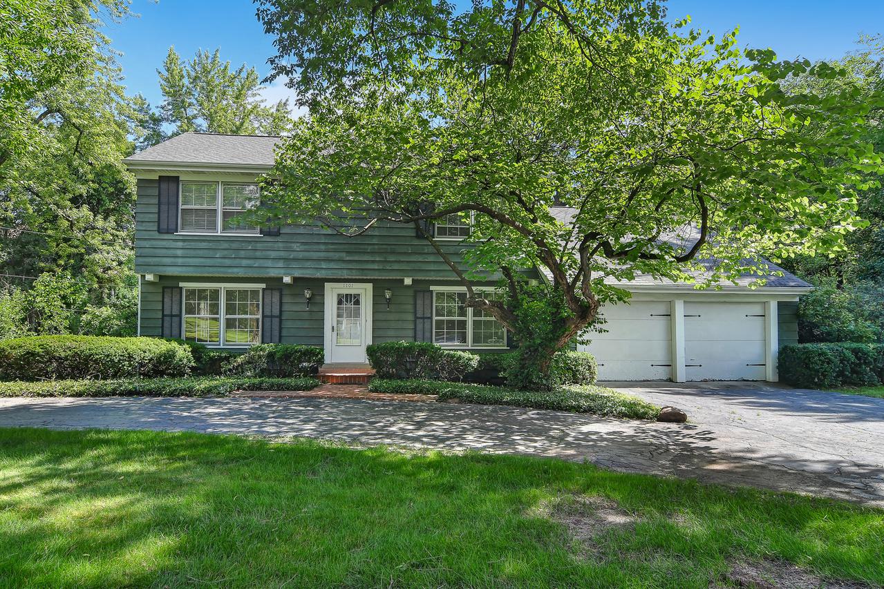 1101 Woodview Rd., Burr Ridge, IL 60527