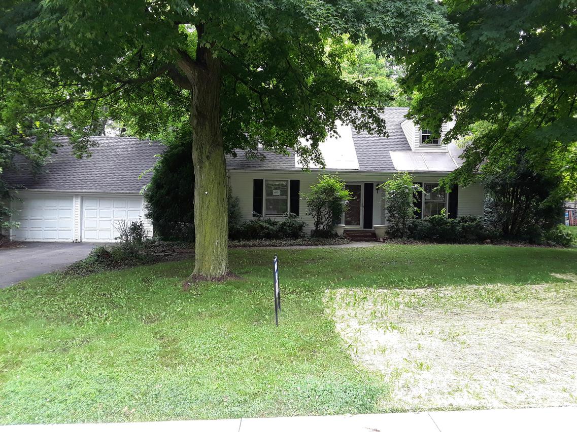 338 Roslyn Rd., Barrington, IL 60010