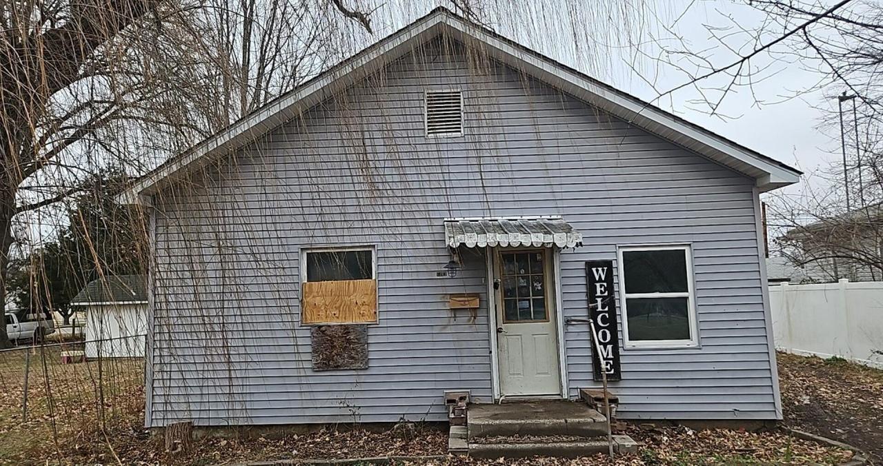 1203 W Oak St., West Frankfort, IL 62896