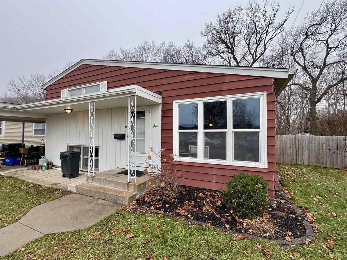 1819 47th Street Court Ct., Moline, IL 61265