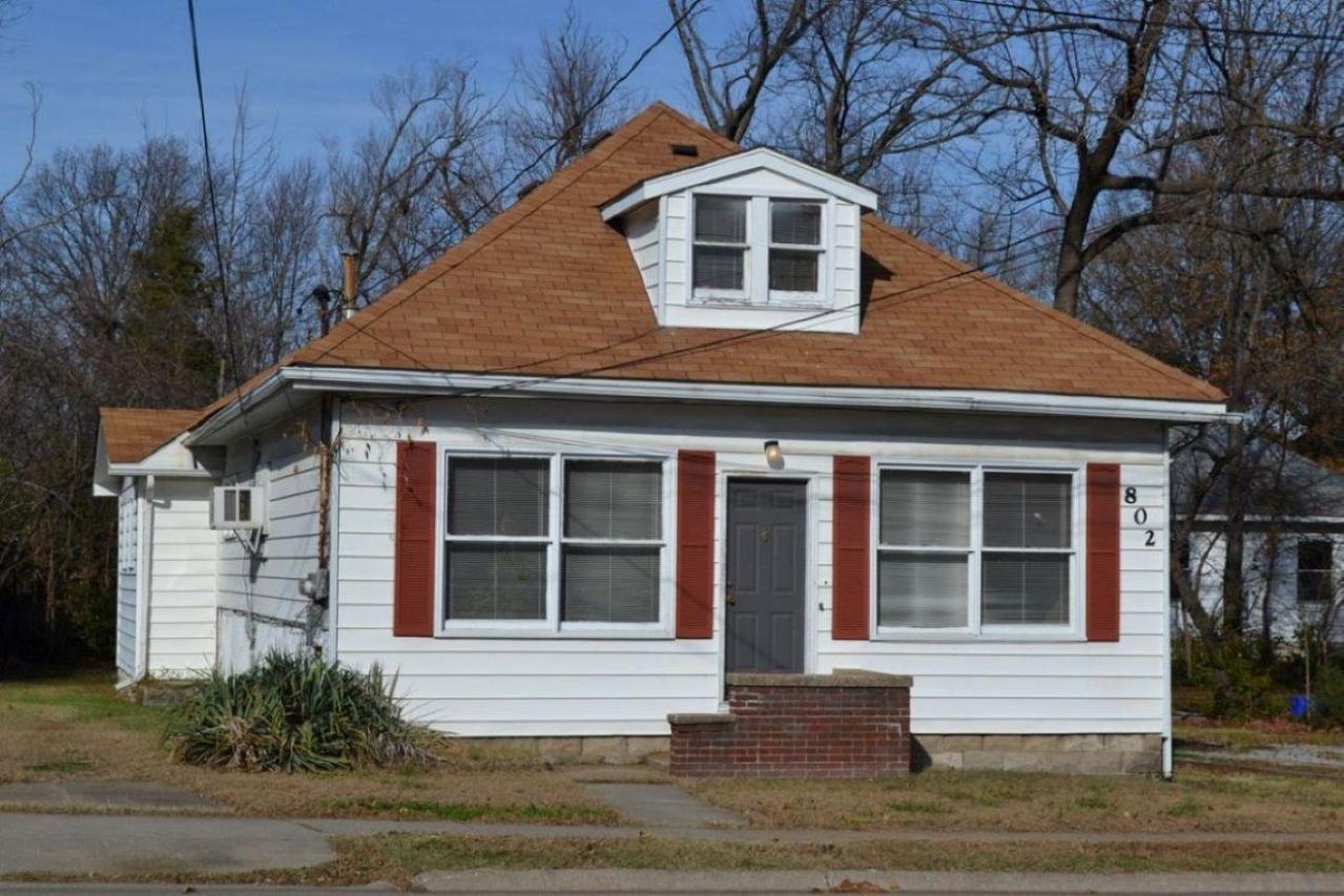 802 W Walnut St., Carbondale, IL 62901
