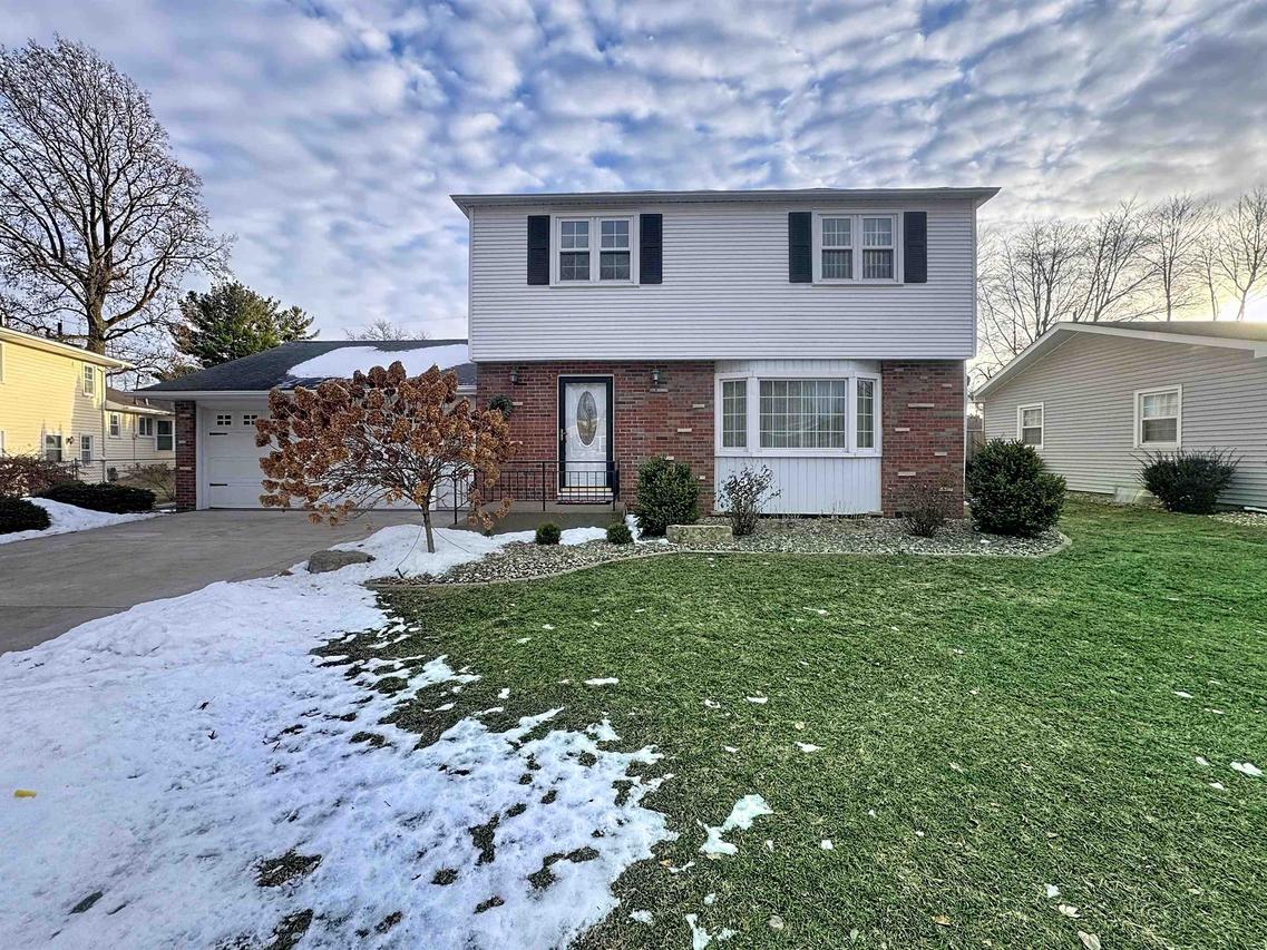 620 40th Ave., Eastmoline, IL 61244