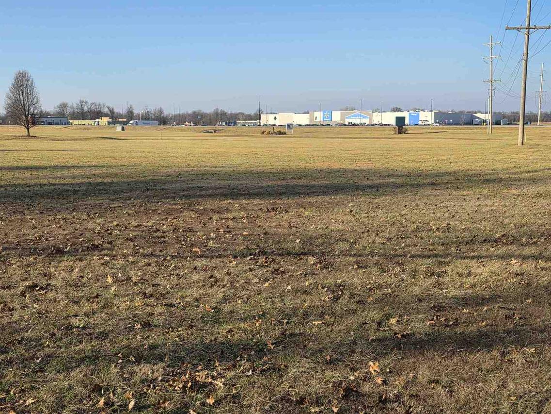 00 E 12th St., Flora, IL 62839