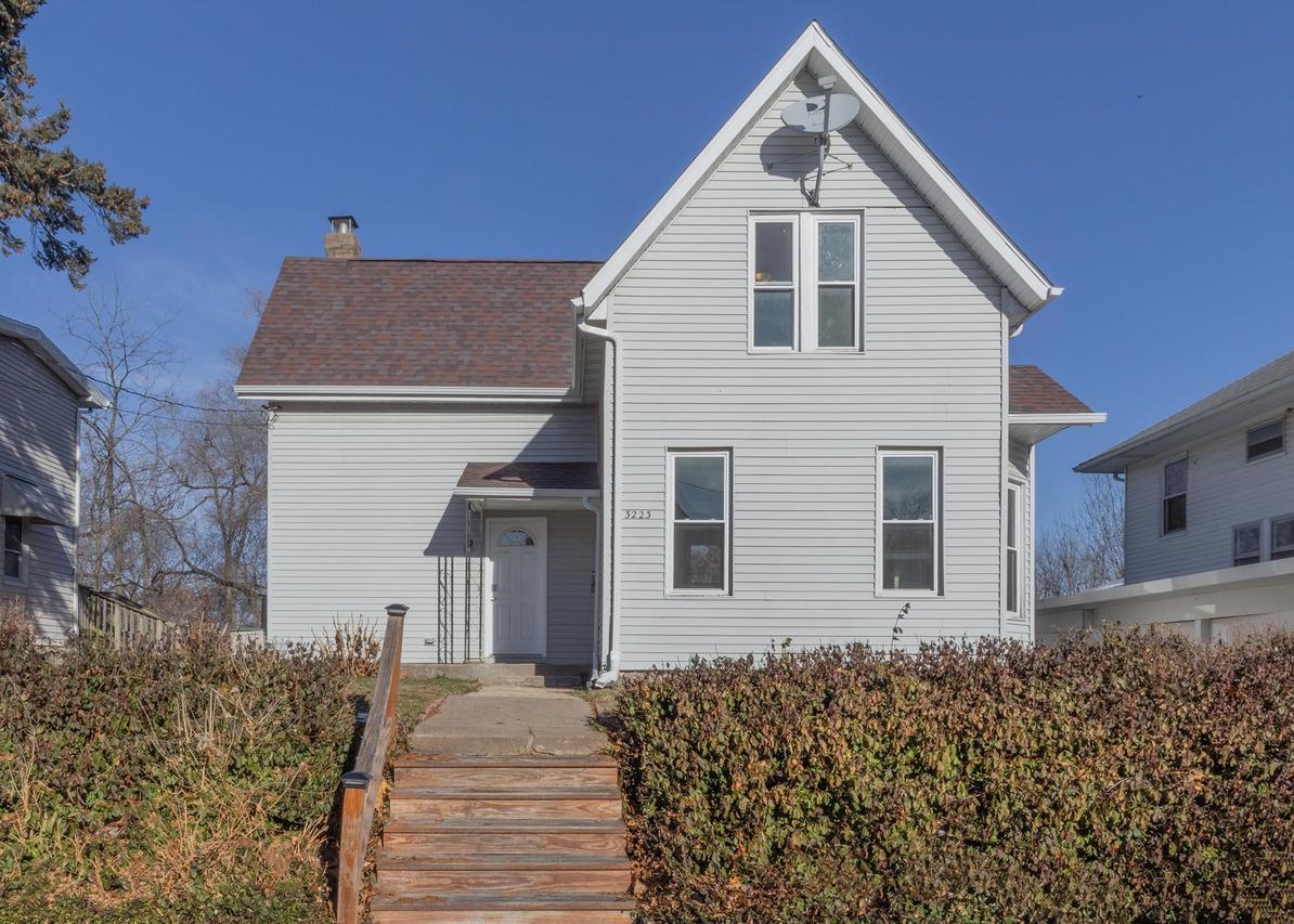 3223 9th Ave., Rock Island, IL 61201