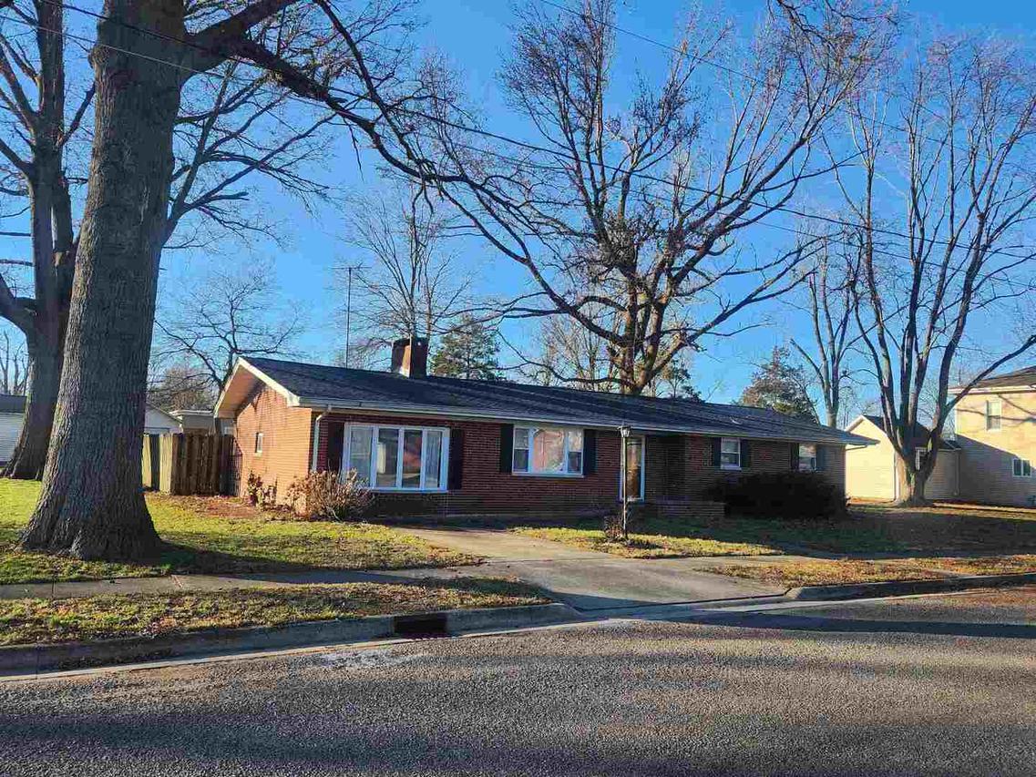 458 W Maple St., Nashville, IL 62263