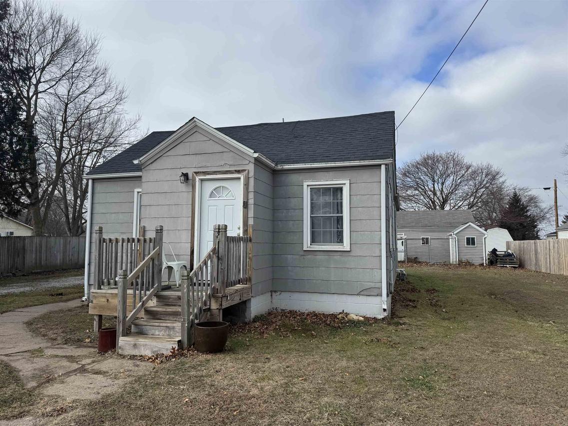 208 10th St., Cordova, IL 61242