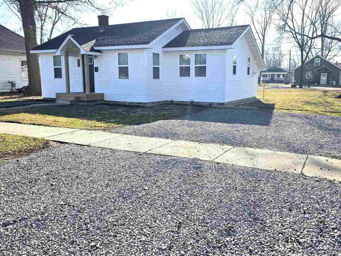 312 Lincoln Ave., Flora, IL 62824