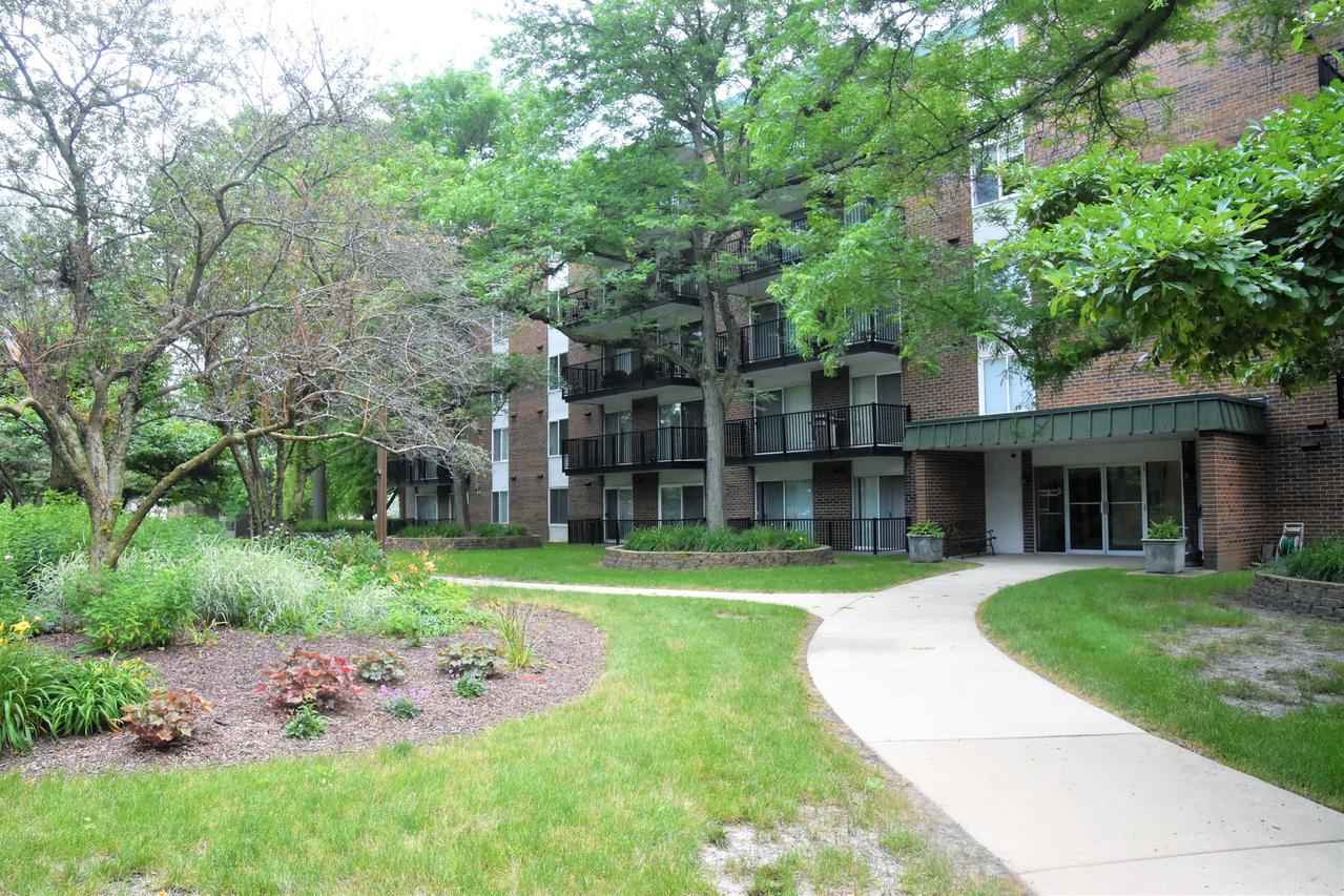 5S040 Pebblewood Ln. #W201, Naperville, IL 60563