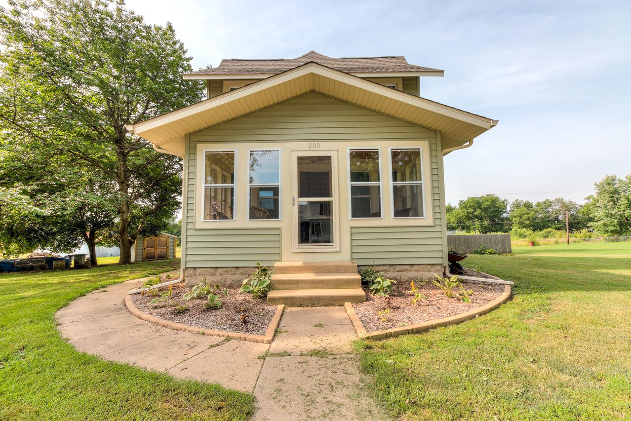 209 W Commercial St., White Heath, IL 61884