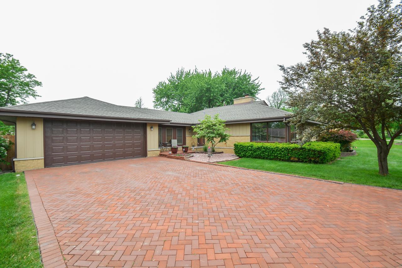9240 S 86th Ave., Hickory Hills, IL 60457