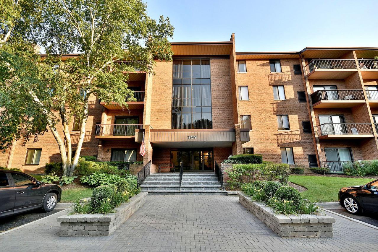 709 79th St. #302, Darien, IL 60561