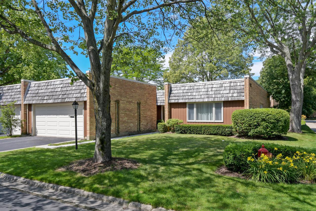 2049 Plymouth Ln., Northbrook, IL 60062
