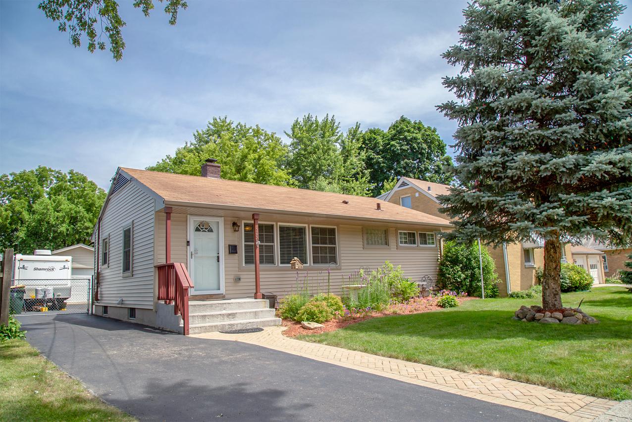 130 Wellington Ave., Mundelein, IL 60060