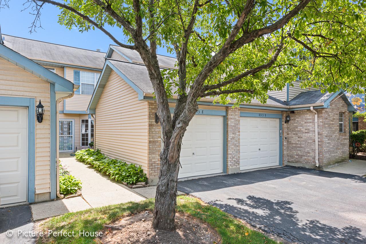 8313 High Point Cir. #E, Darien, IL 60561