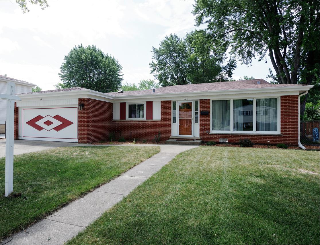 101 Roxbury Ln., Des Plaines, IL 60018