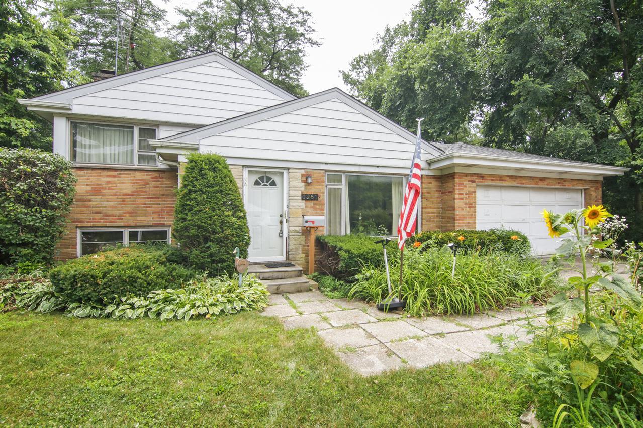 1261 Country Ln., Northbrook, IL 60062