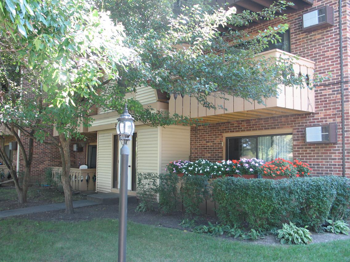 20 Parkside Ct. #12, Vernon Hills, IL 60061