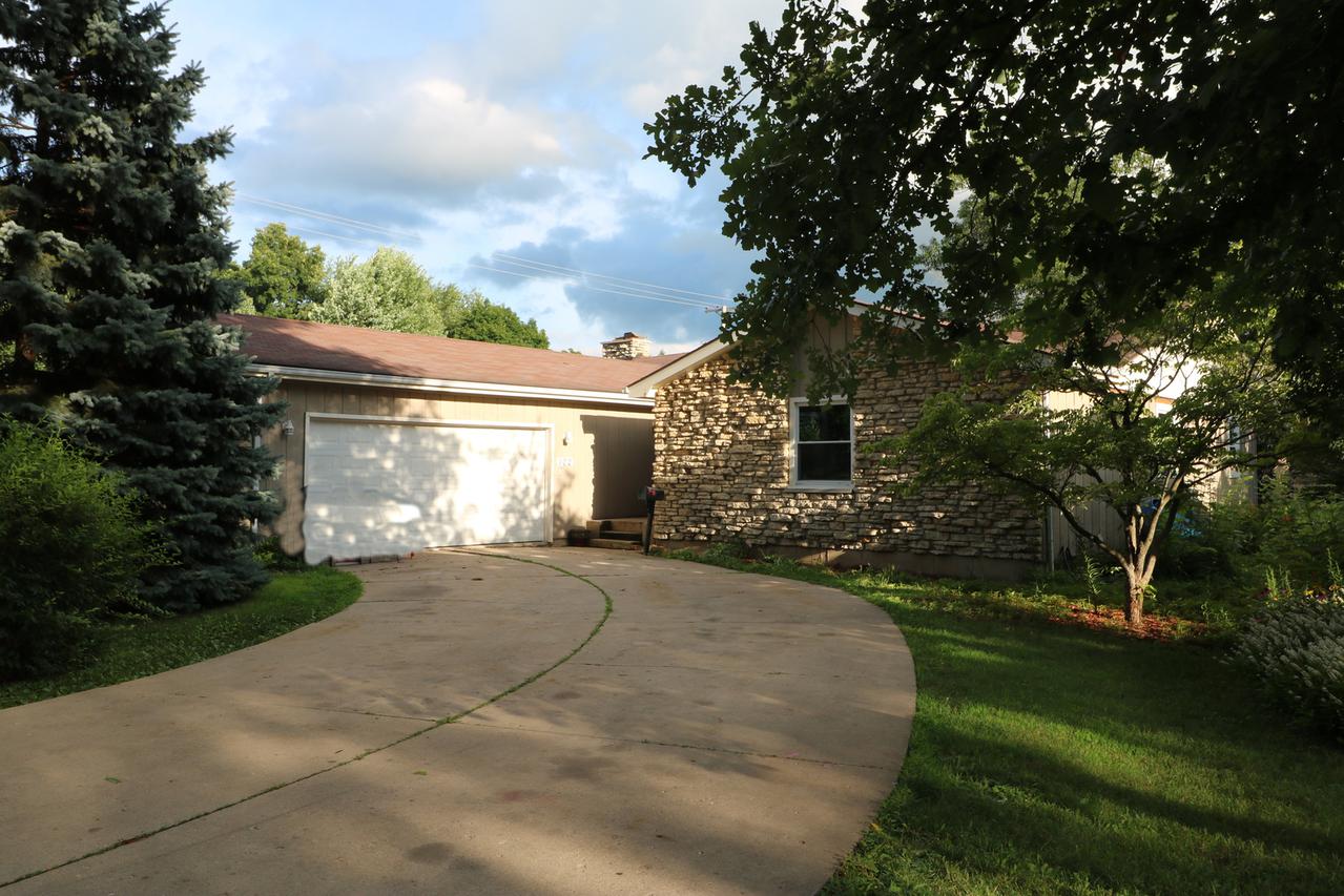 102 Laurel Ln., Dekalb, IL 60115