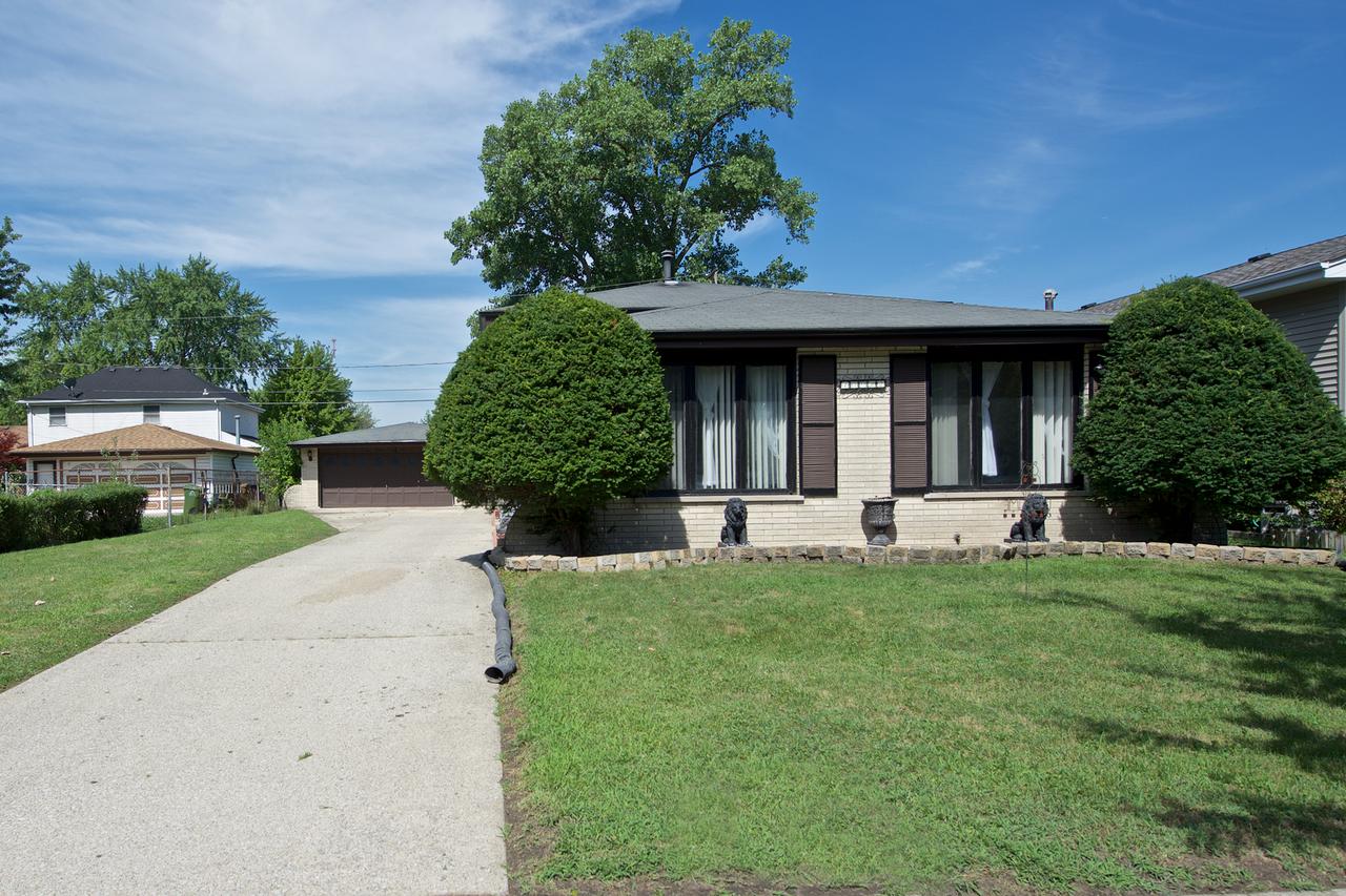 10022 Moody Ave., Oak Lawn, IL 60453