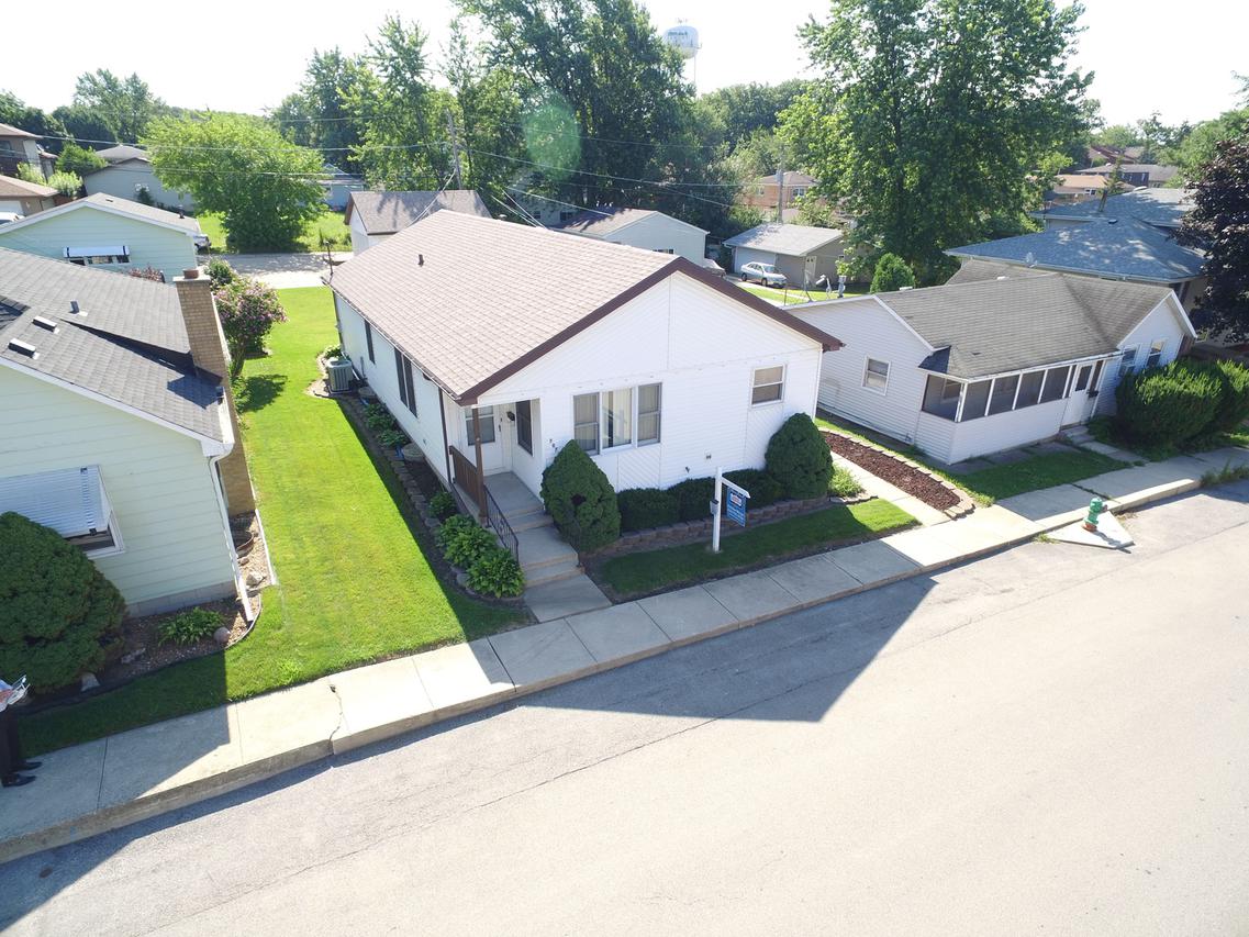 707 Ledochowski St., Lemont, IL 60439