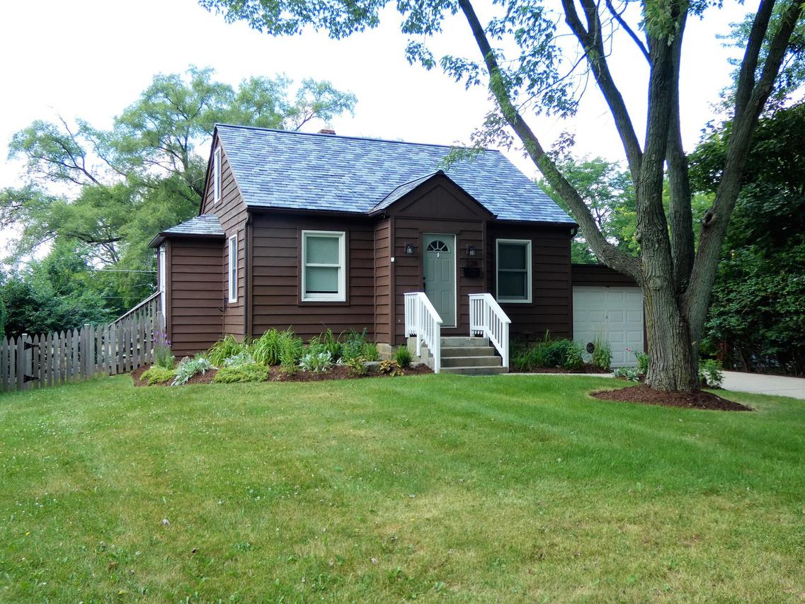 228 Kainer Ave., Barrington, IL 60010