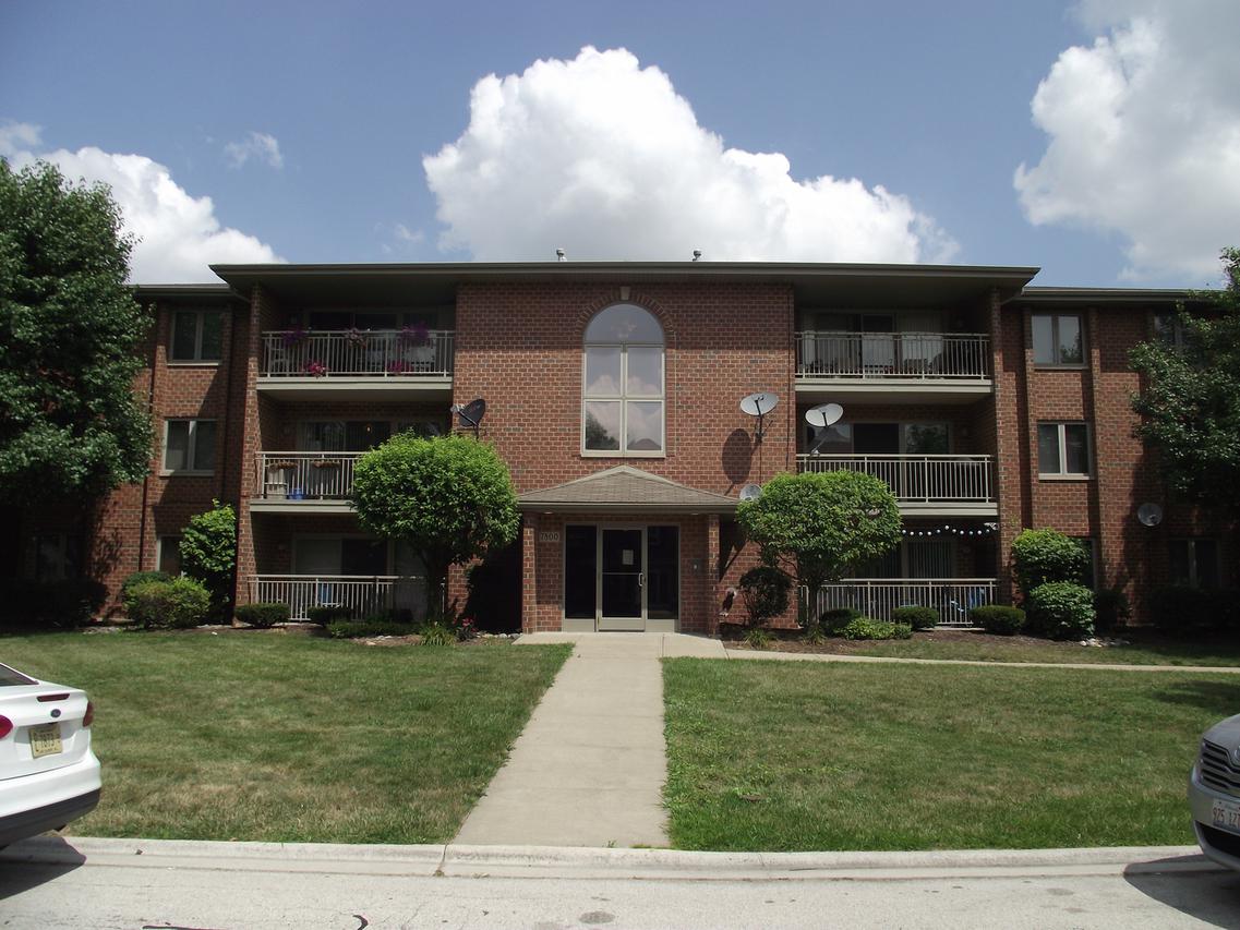 7800 W 89th St. #202, Hickory Hills, IL 60457