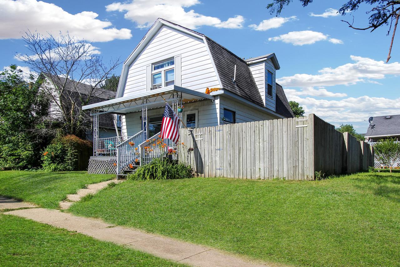 1106 S Fruit Ave., Freeport, IL 61032