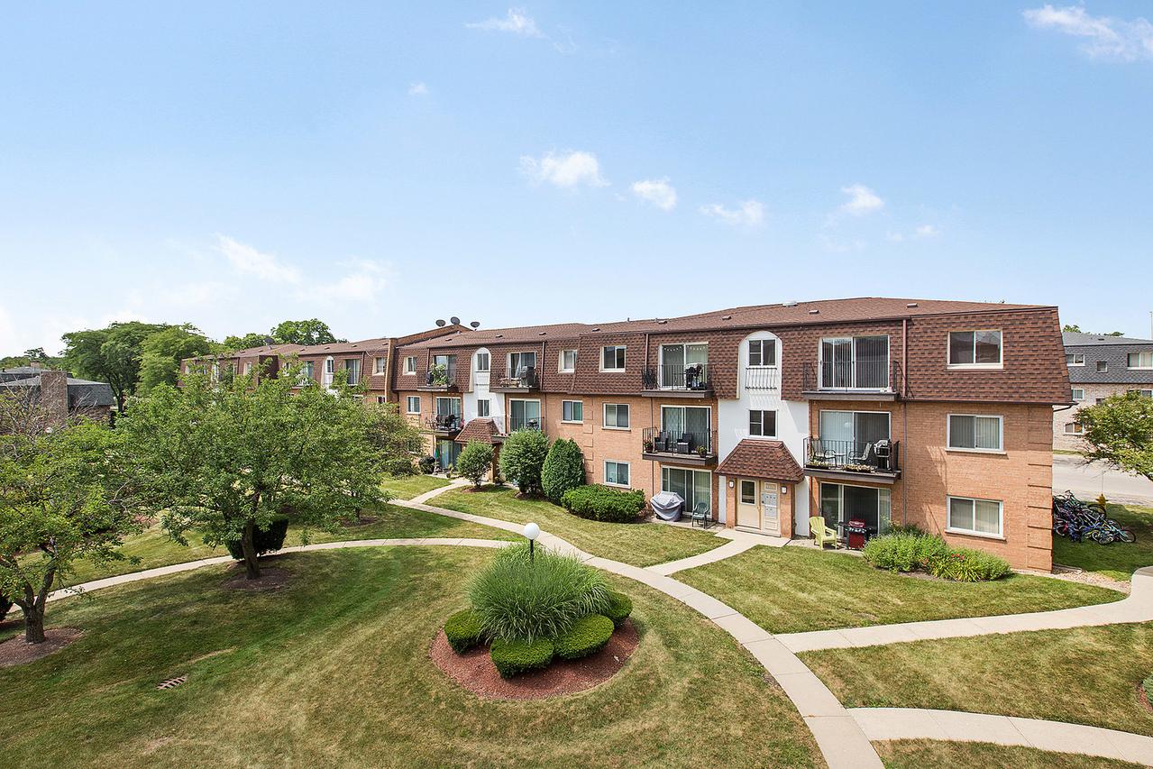 9470 Bay Colony Dr. #3N, Des Plaines, IL 60016