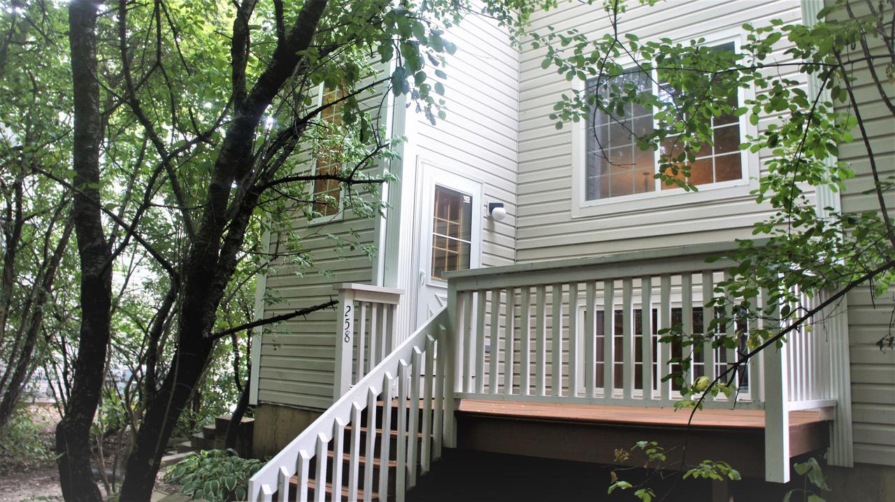 258 W Treehouse Ln., Round Lake, IL 60073