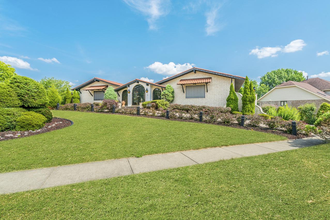 9701 Maple Crest Ct., Palos Hills, IL 60465