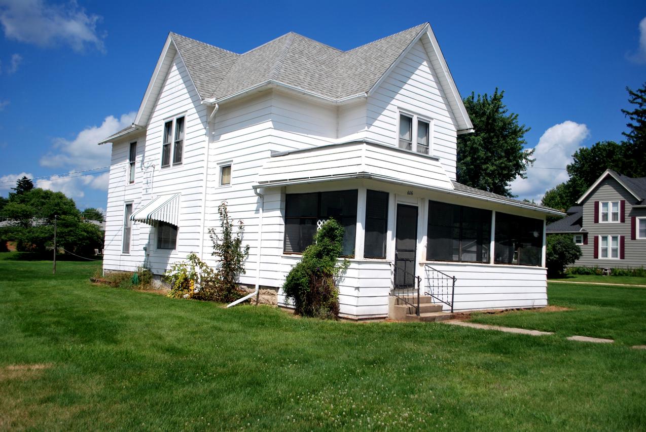 606 N 1st St., Ashton, IL 61006