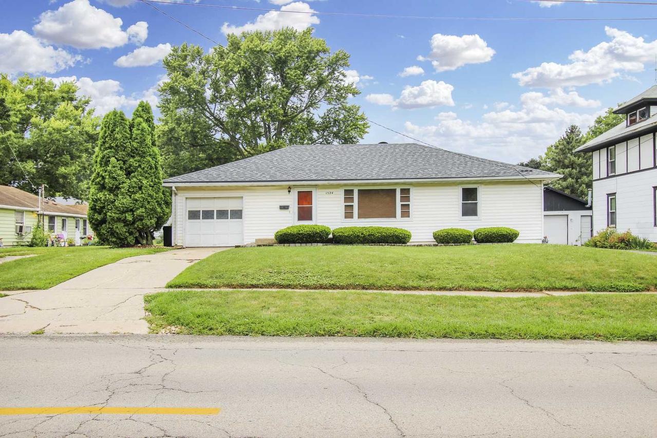 1524 S Walnut Ave., Freeport, IL 61032