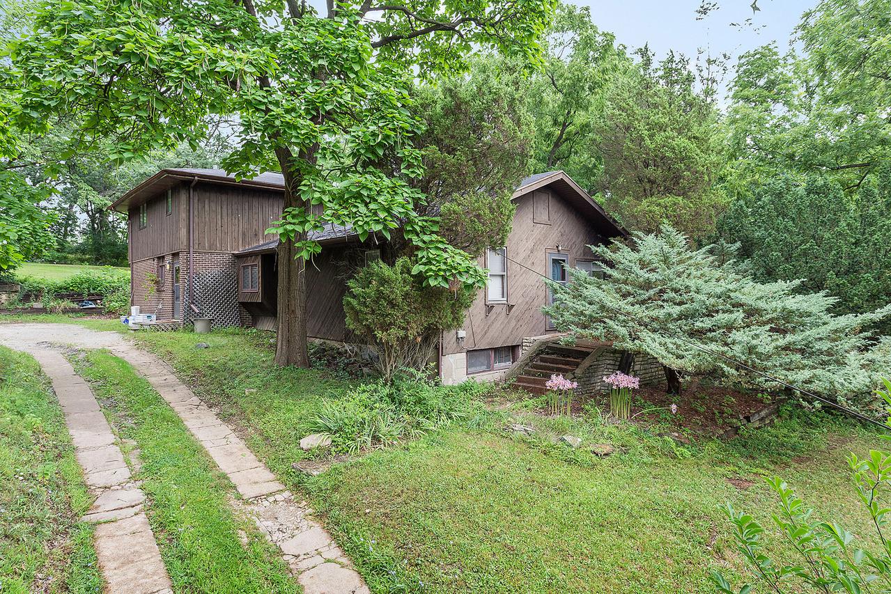 16228 Bluff Rd., Lemont, IL 60439
