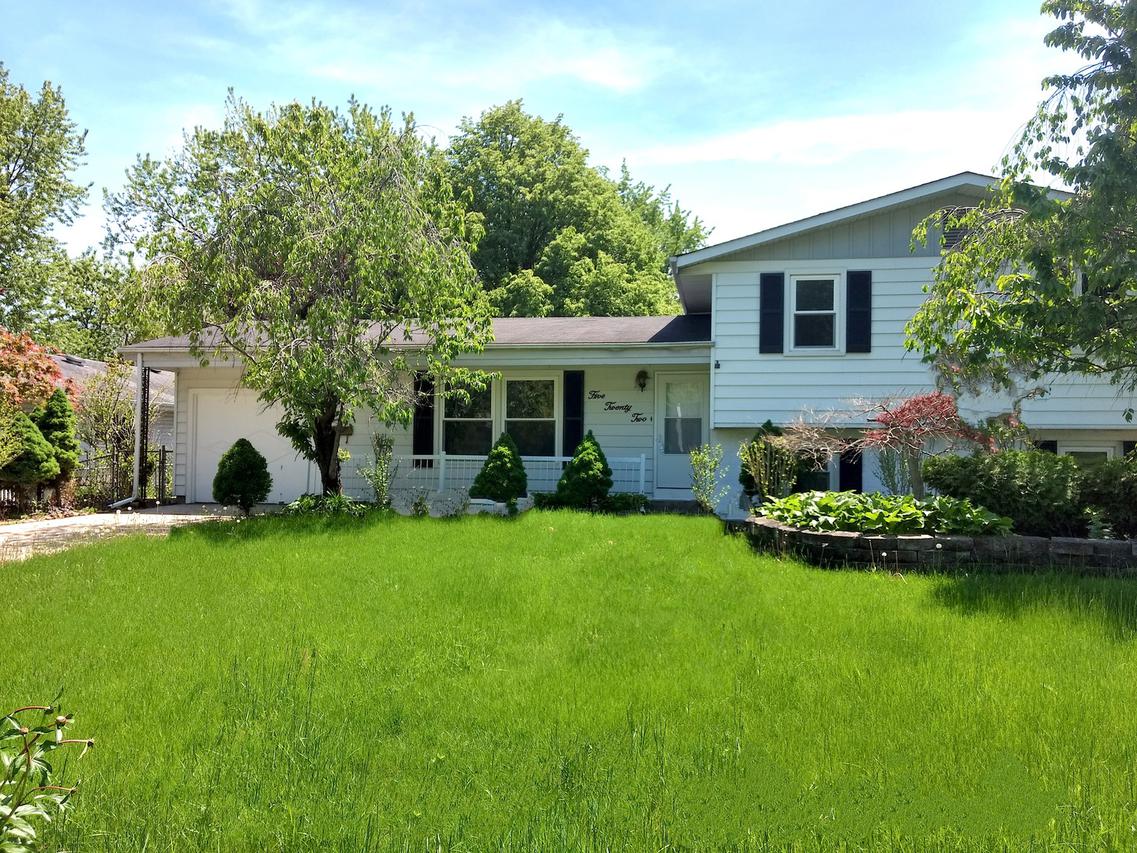 522 Apache Ln., Carol Stream, IL 60188