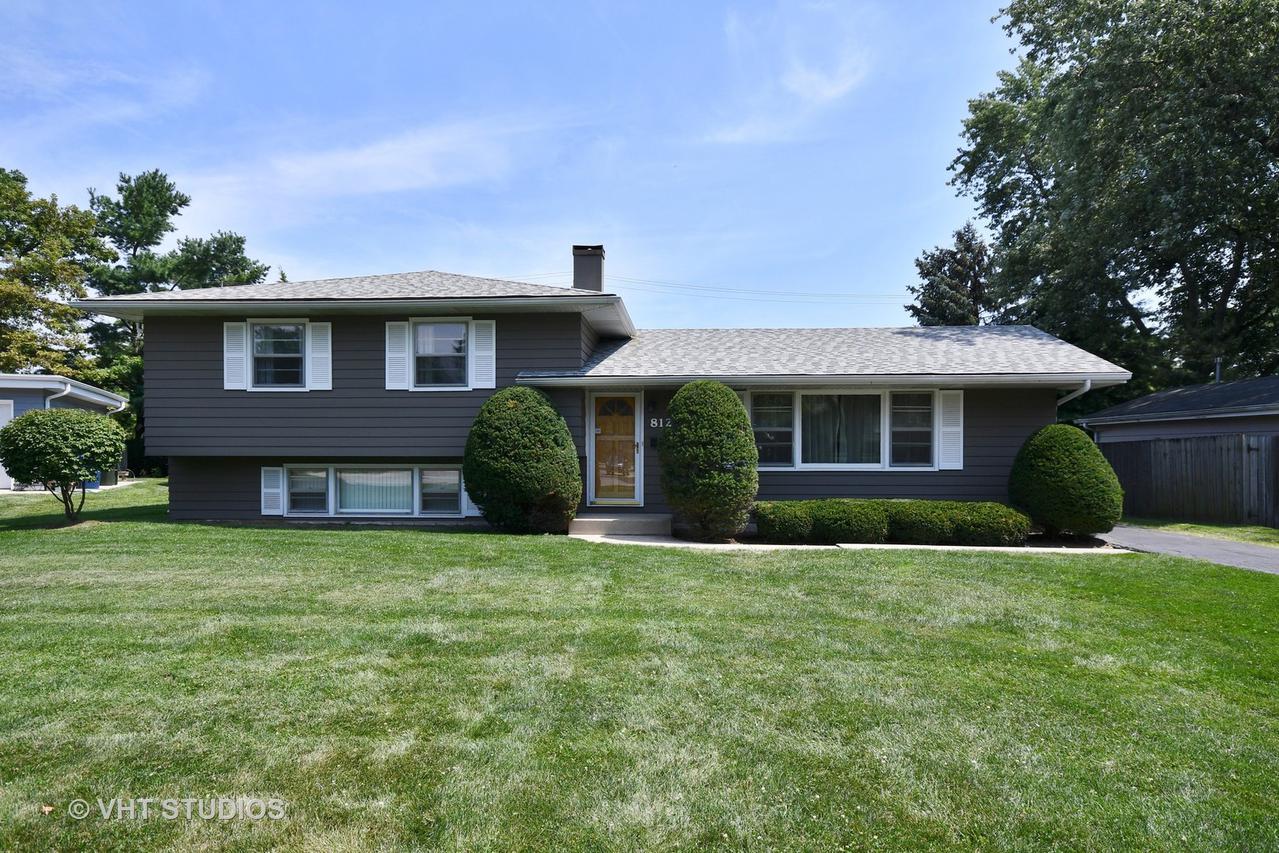 812 Magnolia Ln., Naperville, IL 60540