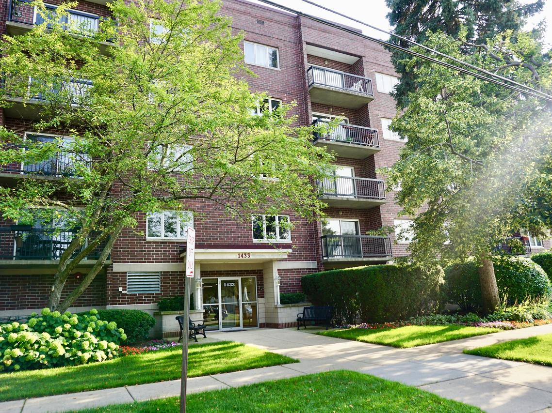 1433 Perry St. #404, Des Plaines, IL 60016