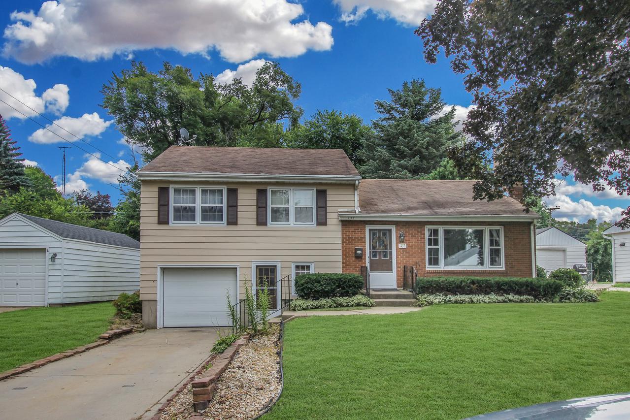 937 Monroe Dr., Freeport, IL 61032
