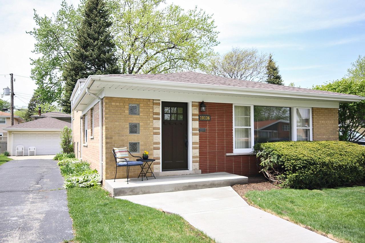 10136 Minnick Ave., Oak Lawn, IL 60453