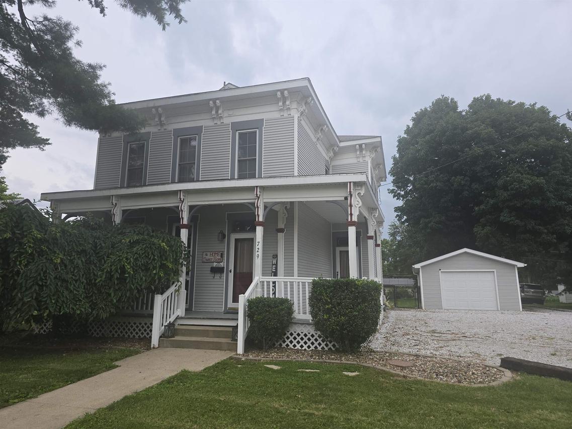 729 Locust St., Carthage, IL 62321