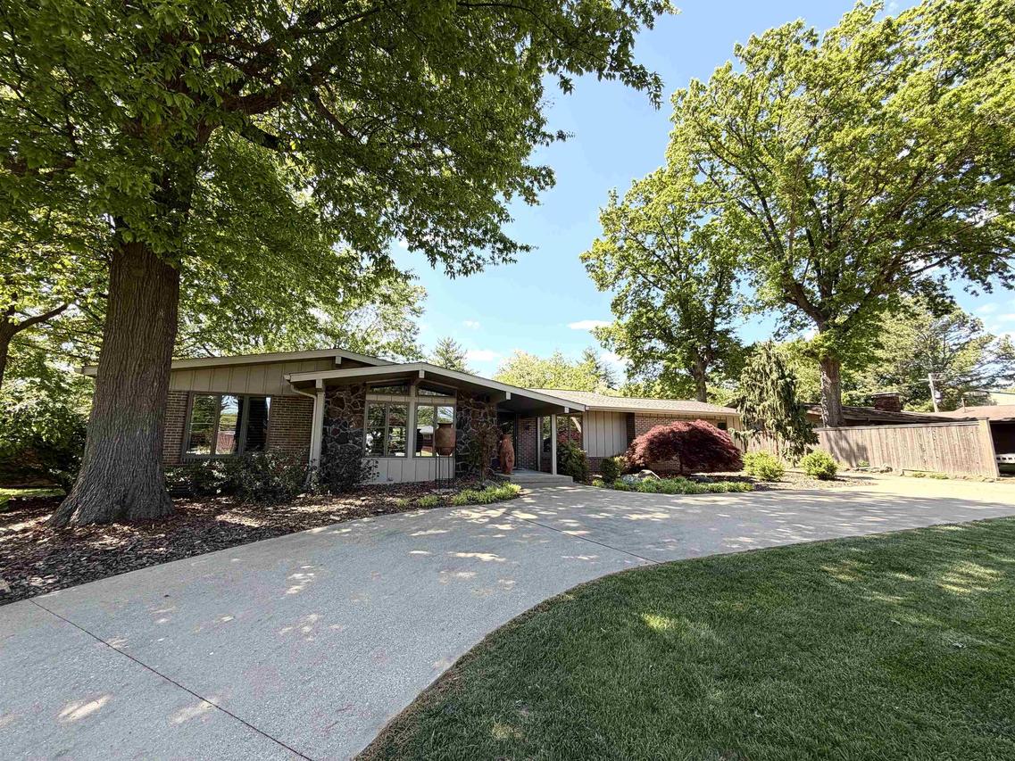 208 N Sunny Slope St., West Frankfort, IL 62896