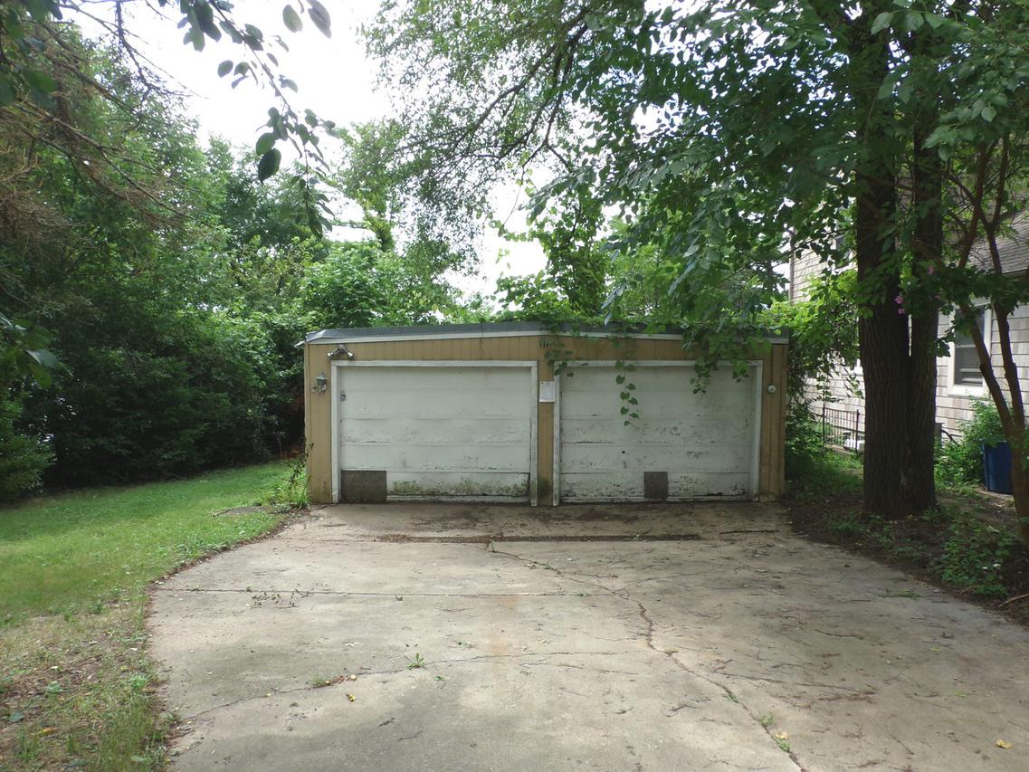 111 Hilltop Dr., Lake In The Hills, IL 60156